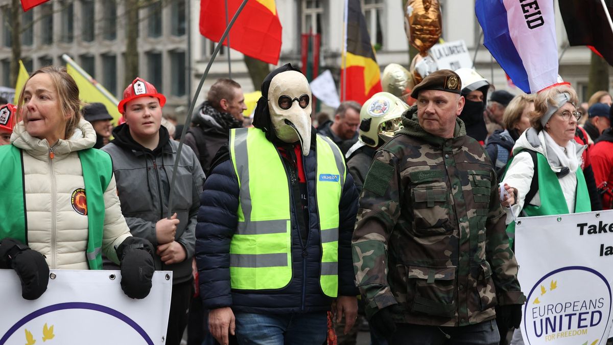 Násilnosti i zatýkání. V Bruselu demonstrovalo 50 tisíc lidí proti opatřením